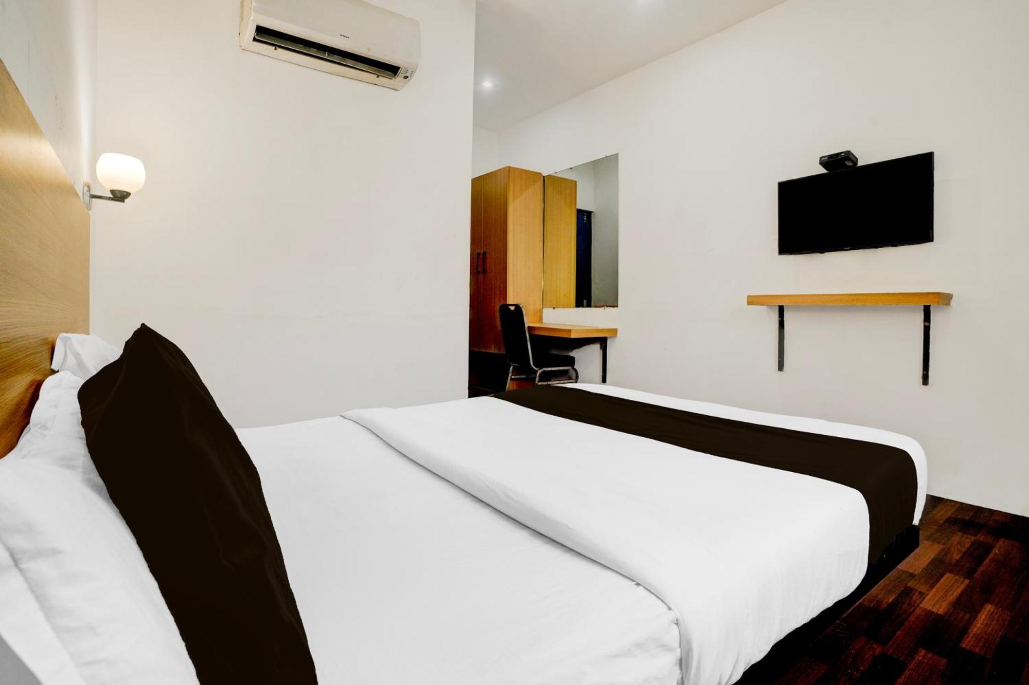Super Townhouse Pbg Mall Vashi Turambhe Екстериор снимка