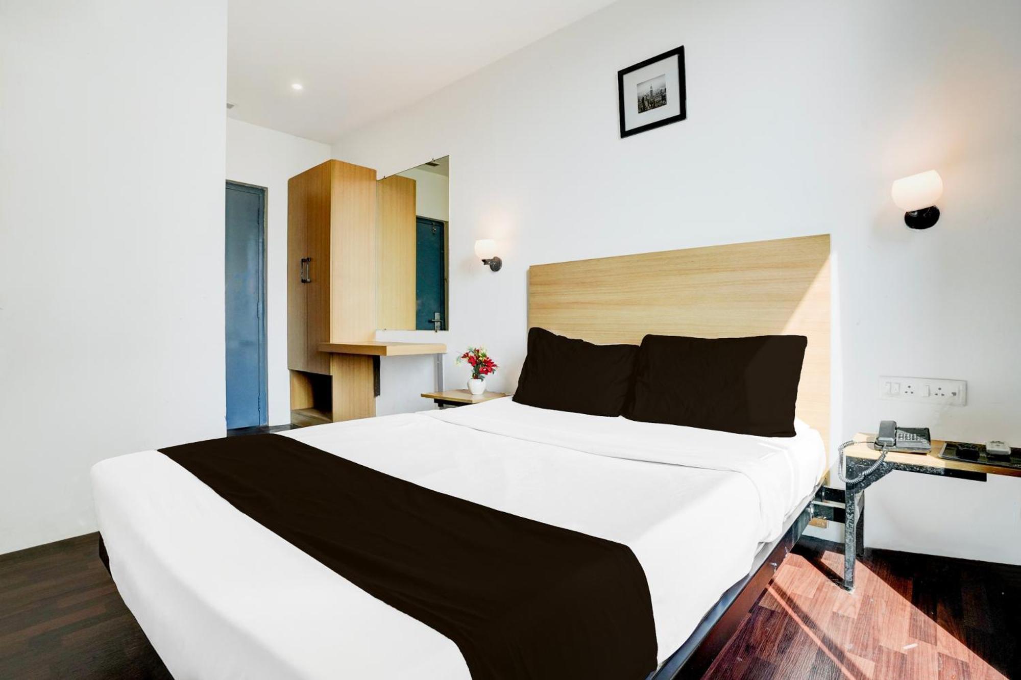 Super Townhouse Pbg Mall Vashi Turambhe Екстериор снимка