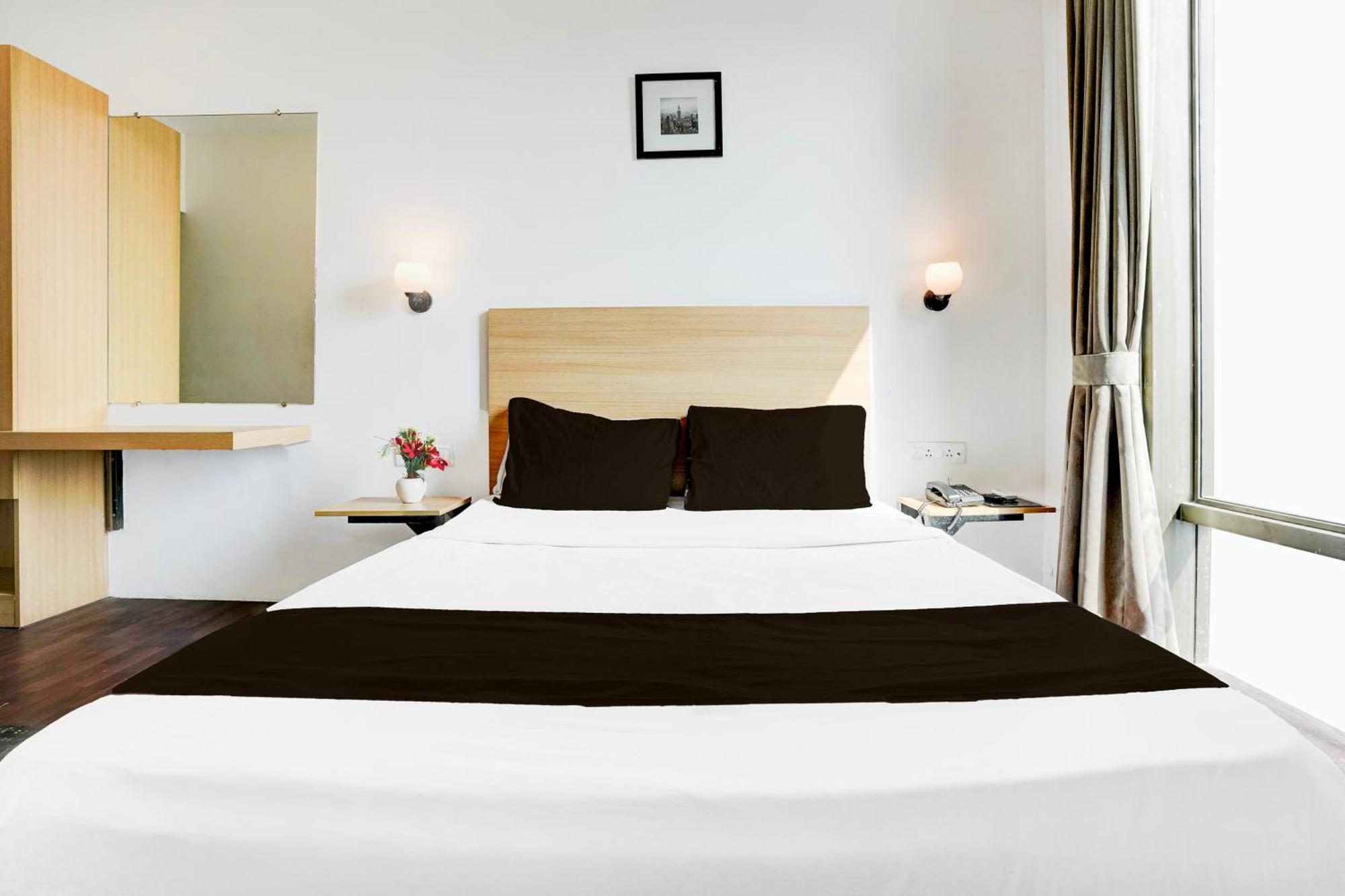 Super Townhouse Pbg Mall Vashi Turambhe Екстериор снимка