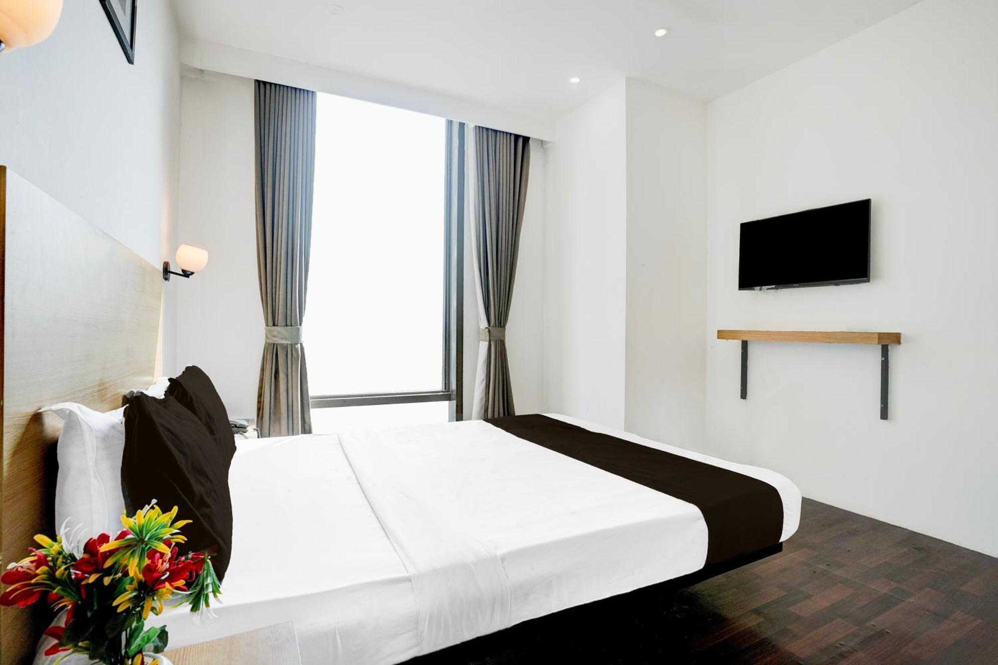 Super Townhouse Pbg Mall Vashi Turambhe Екстериор снимка