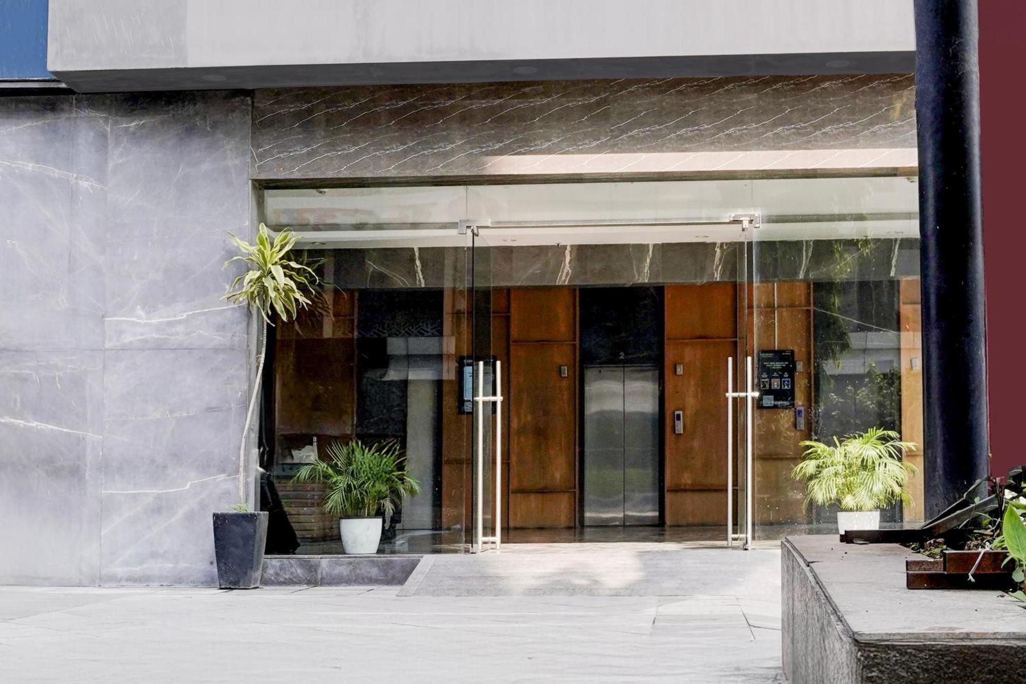 Super Townhouse Pbg Mall Vashi Turambhe Екстериор снимка