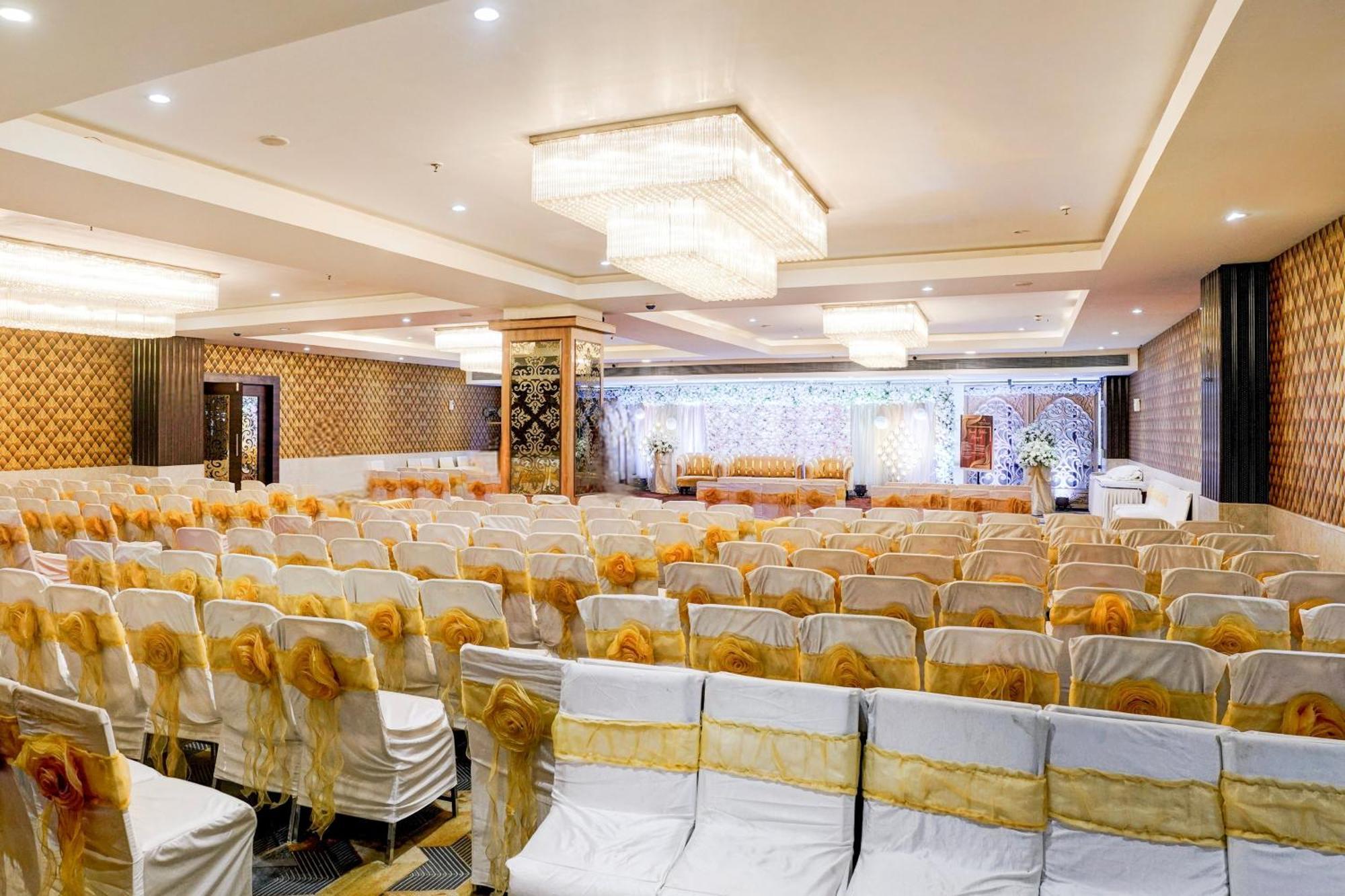Super Townhouse Pbg Mall Vashi Turambhe Екстериор снимка