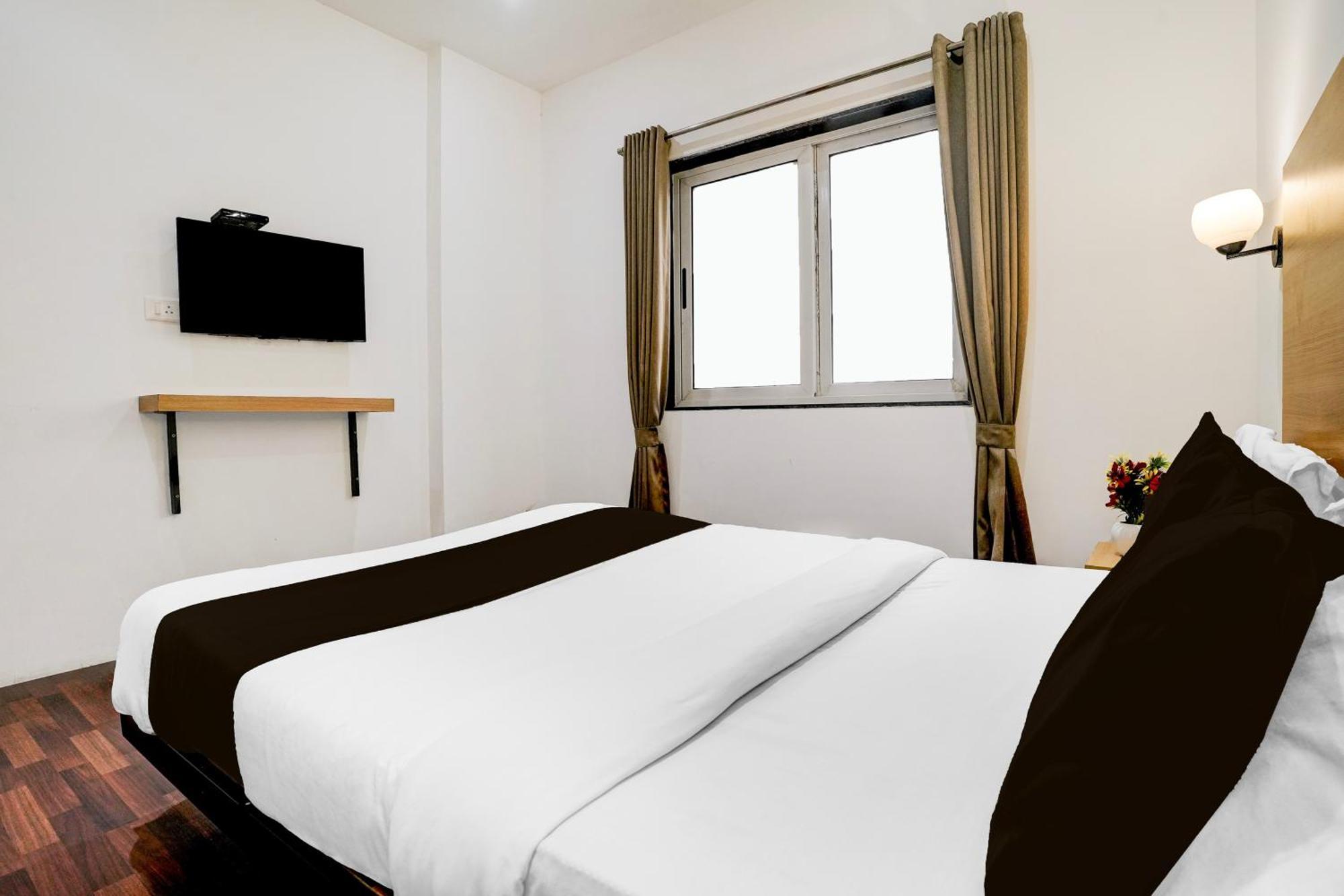 Super Townhouse Pbg Mall Vashi Turambhe Екстериор снимка